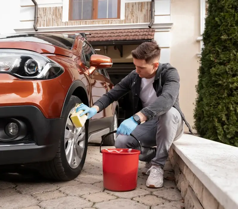 Lavage auto à domicile Villers-Outréaux : professionnel intervenant sur un véhicule
